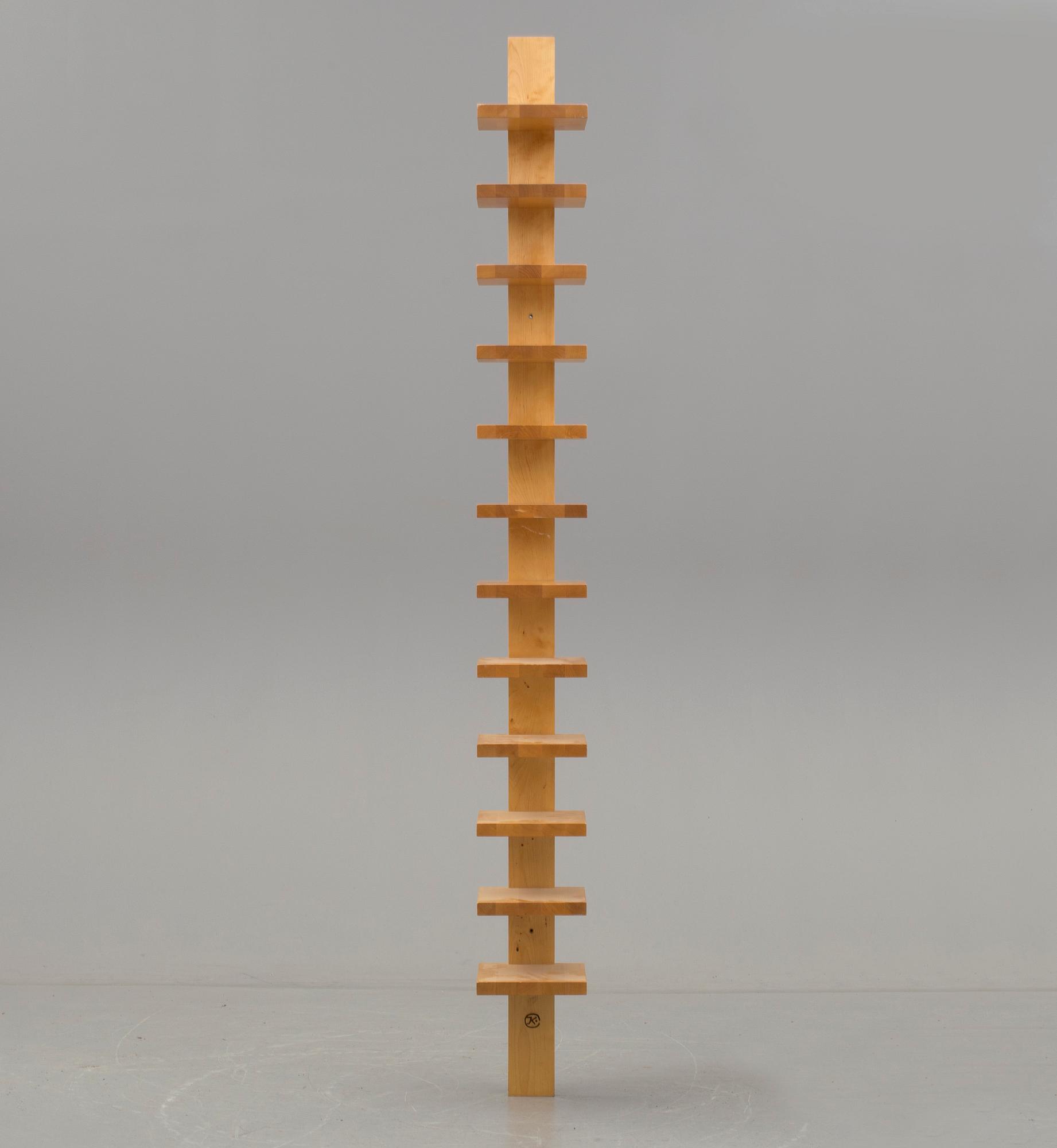 HYLLA. "Pilaster", John Kandell, Källemo AB Värnamo. 1900-talets slut.