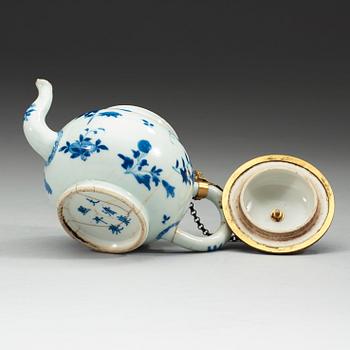 A blue and white teapot with cover. Qing dynasty Kangxi 1662-1722. With Kangxis six characters mark.