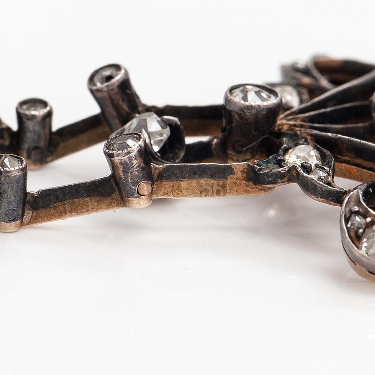 A Belle époque necklace in 13-14K gold, silver and old-cut diamonds ca. 1.50 ct in total. Early 20th century.