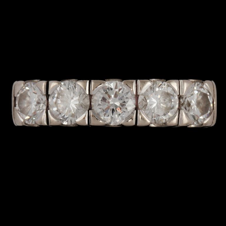 RING, 18k vitguld med 5 briljantslipade diamanter, tot 1.0 ct, Schalin, Östersund, 2000-tal. Vikt 5 g.