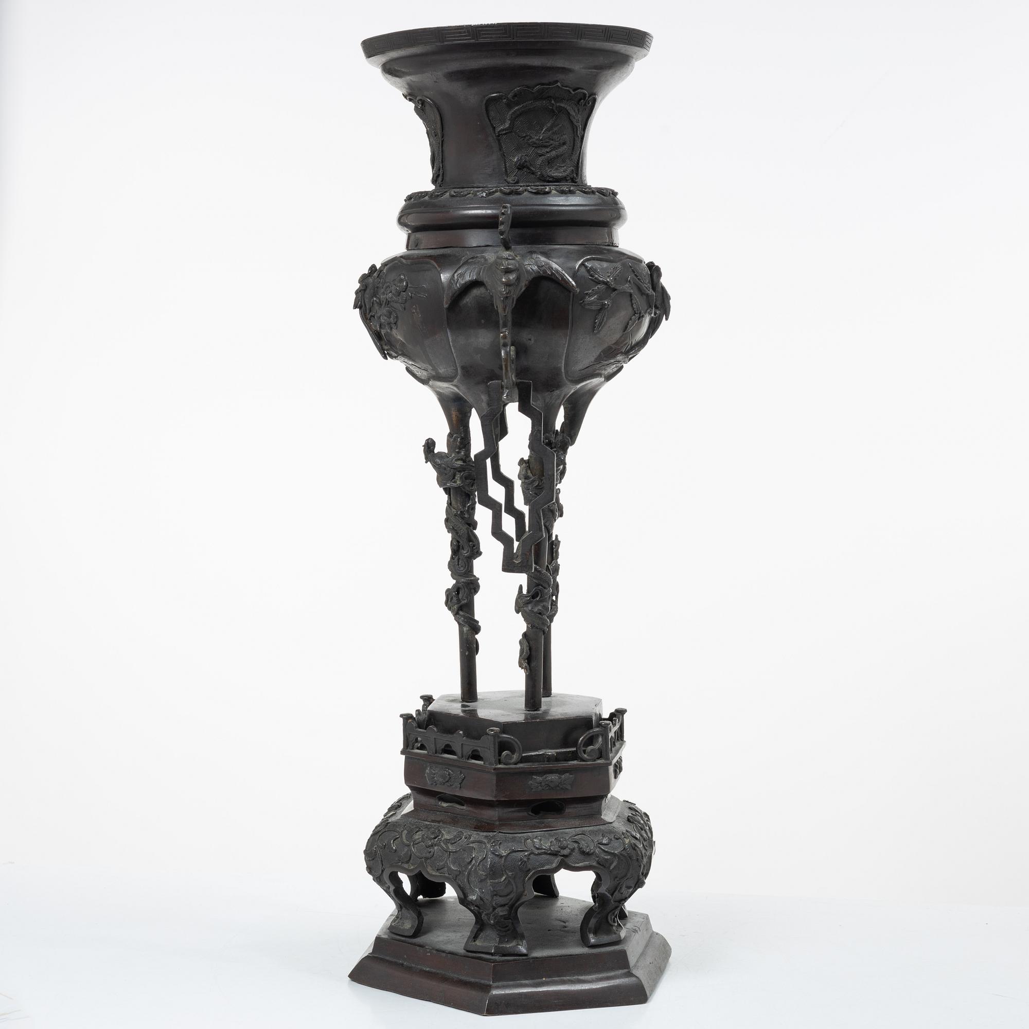 A large Japanese bronze censer, Meiji (1898-1912).