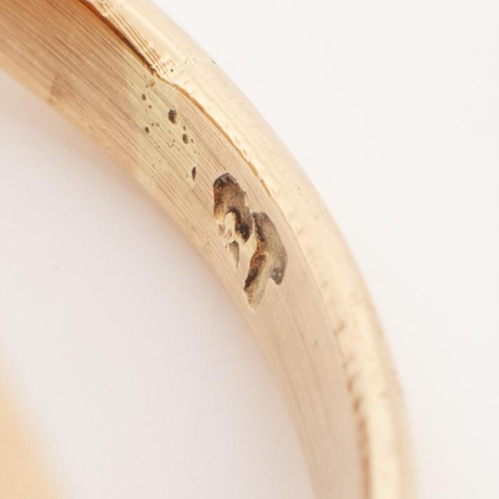 Ring of low carat gold with engraved agate, intaglio.