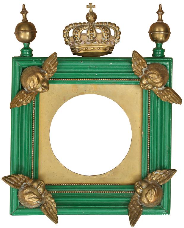 RAM, bemålat trä, dekorer i mässing. 1900-talets första hälft.