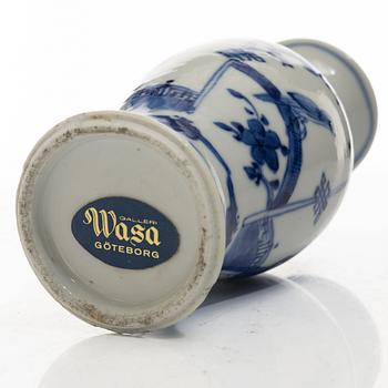 Stekfat, 5 st, kompaniporslin, Qingdynastin, Kina, 1700/1800-tal samt ask med lock och vas, Kina, 1900-tal.