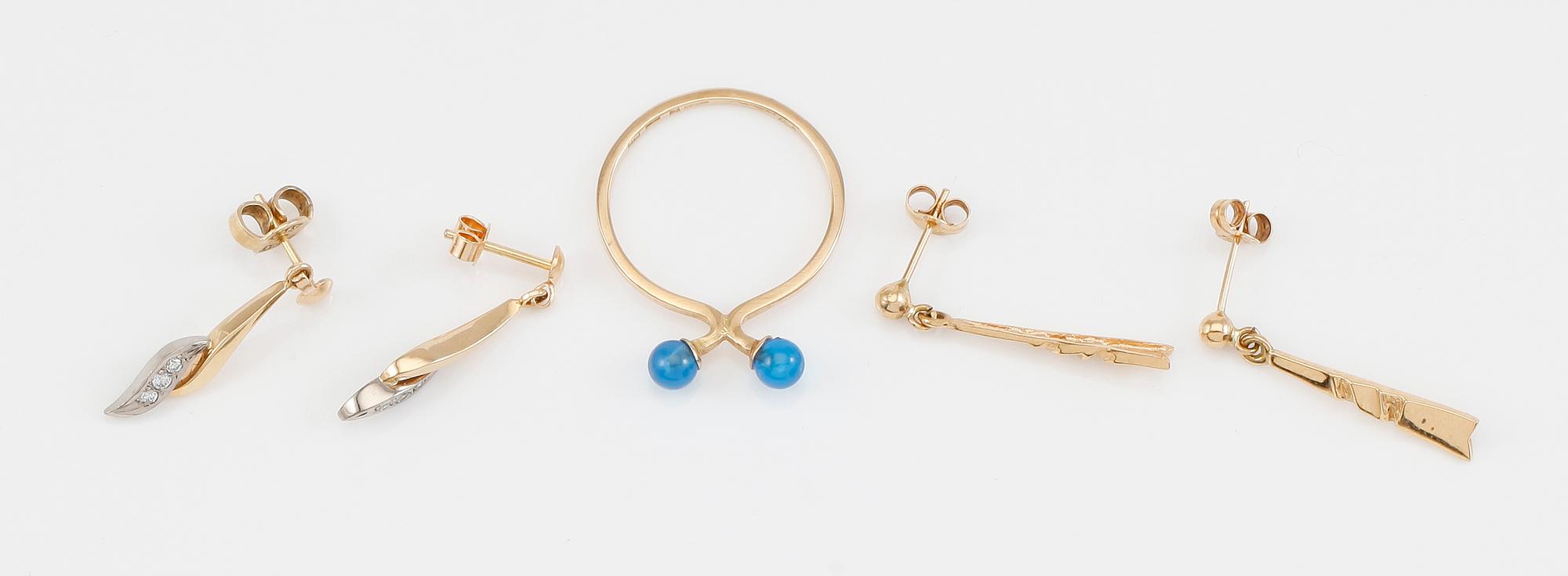 RING SAMT ÖRHÄNGEN, 2 par, 18K guld och bla mindre diamanter.