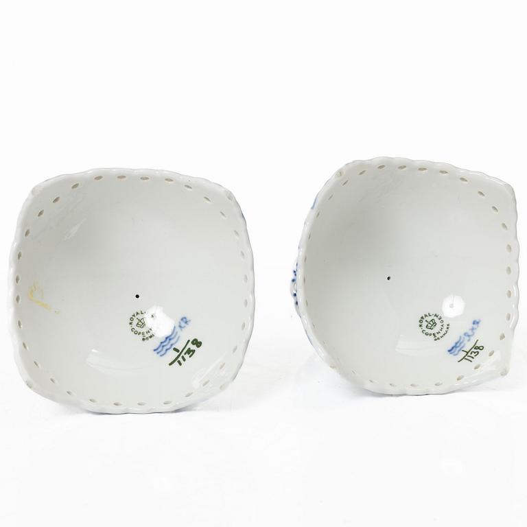 Royal Copenhagen, a set of five porcelain pieces, 'Musselmalet' / 'Blue Fluted' and 'Blå blomst', Denmark.