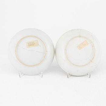 Skålfat, två stycken, tekoppar, två stycken samt kaffekopp och tre fat, porslin, Kina, Qingdynastin, 1700-tal.