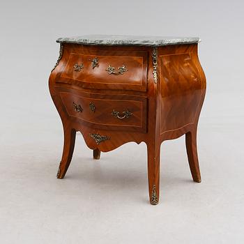 BYRÅ, rokokostil, 1900-talets mitt.