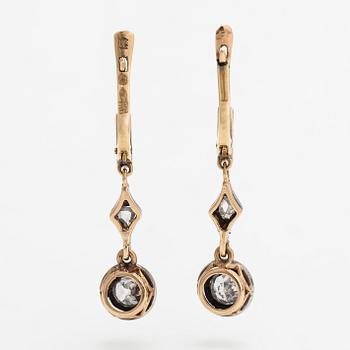 A pair of 14K gold earrings with old- and rose-cut diamonds. Kyiv 1908-1926.