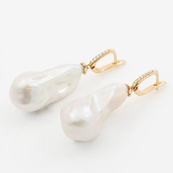 A pair of earrings in 18K gold with cultured baroque freshwater pearls and round brilliant-cut diamonds.