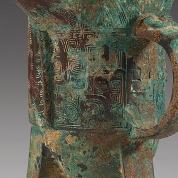 An archaic bronze ritual libation vessel (Jue), presumably Shang dynasty (1600-1046 BC).