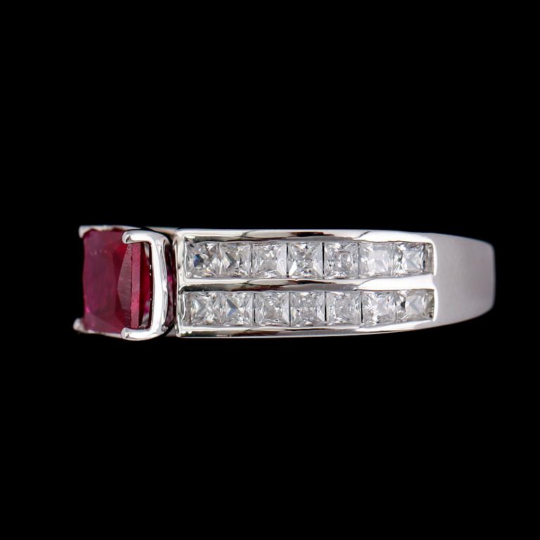 RING, silver, vita safirer och rubin 1.50 ct. Total vikt ca 4 g.