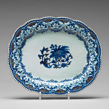923. A blue and white serving dish, Qing dynasty, 18th Century.