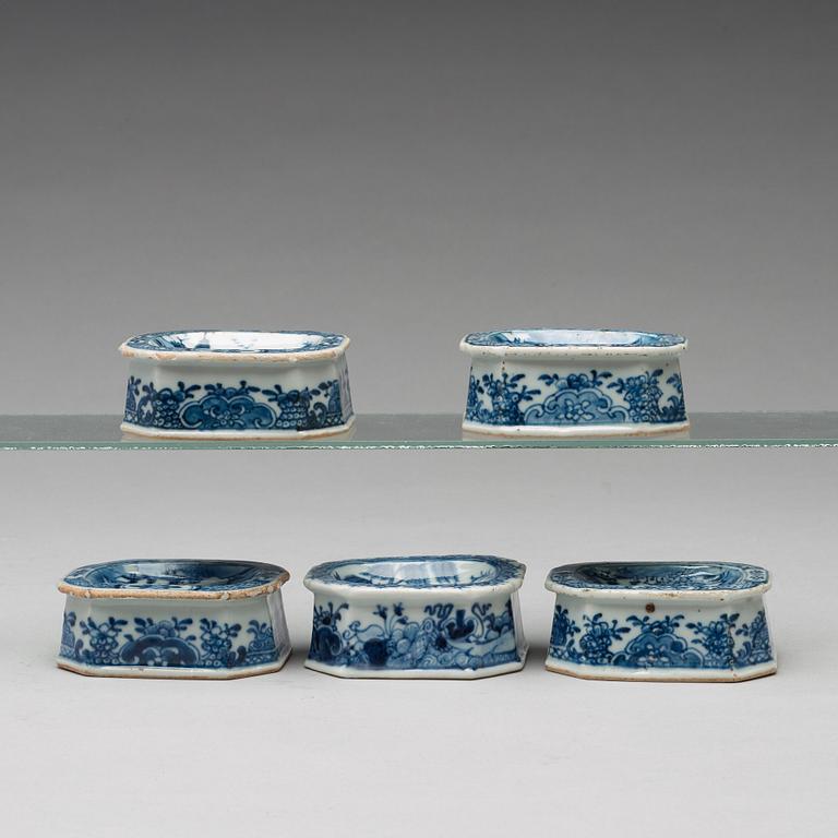 Five (2+2+1) blue and white salters, Qing dynasty, Qianlong (1736-95).