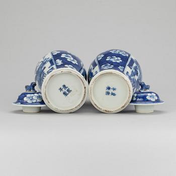 URNOR, ett par, porslin, Kina 1800-/1900-tal.