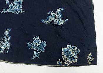 A Chinese silk robe, early 20th century.