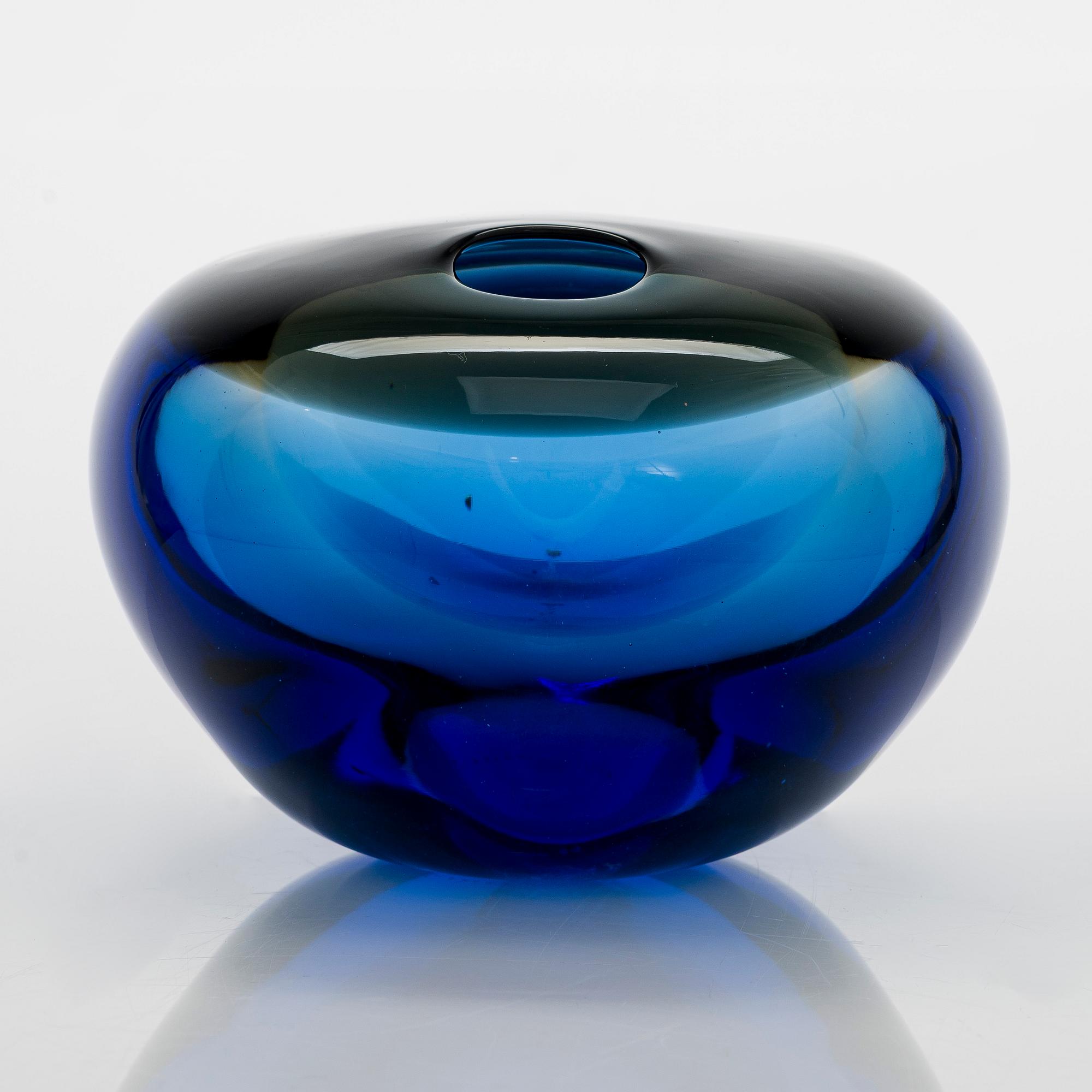 Timo Sarpaneva, a 'Black bird' glass sculpture signed Timo Sarpaneva 1997. Nuutajärvi glass factory.
