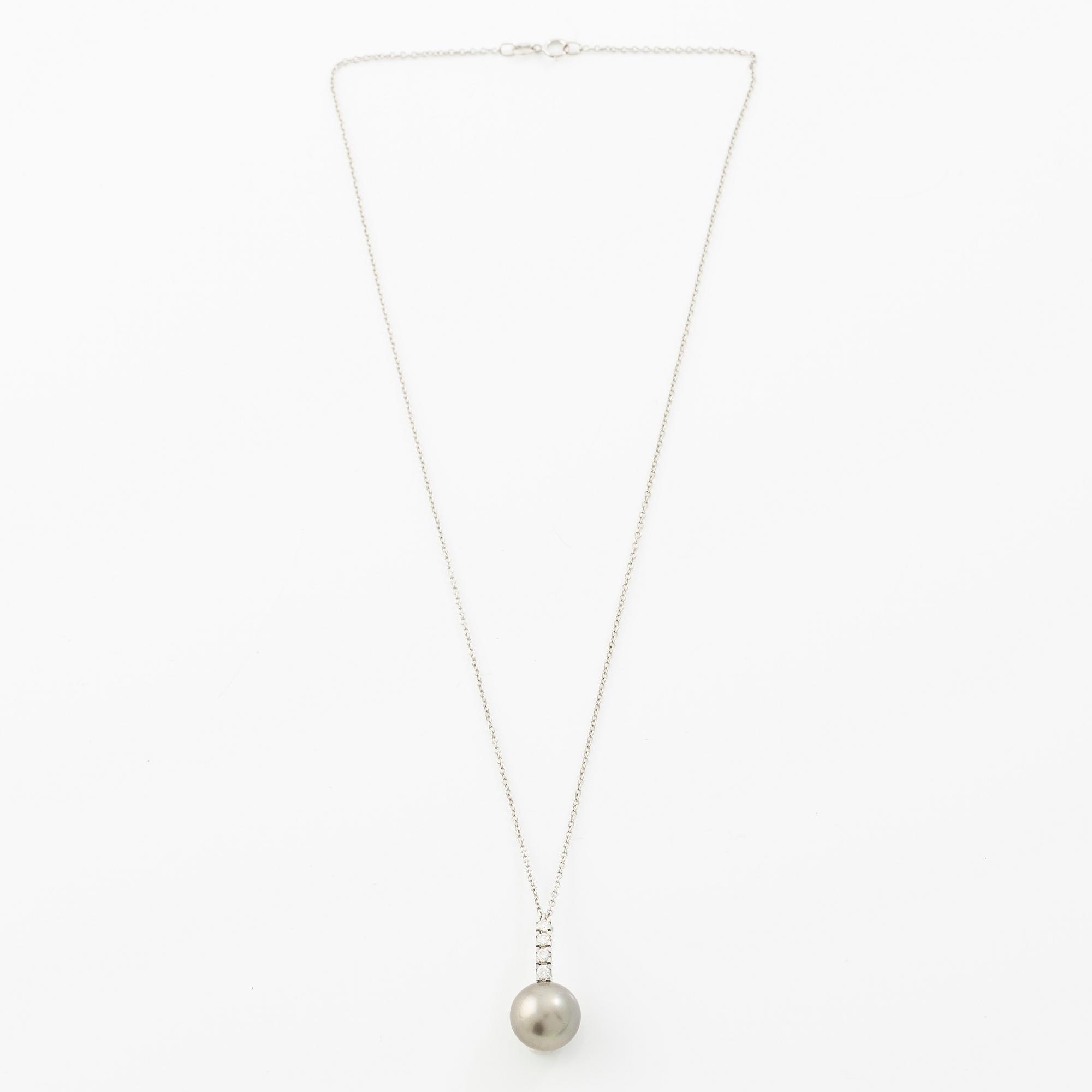 Necklace 18K white gold with cultured Tahitian pearl and brilliant-cut diamonds.