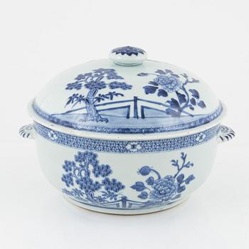 Ten blue and white pieces of a dining service, China, Qinalong (1736-95).