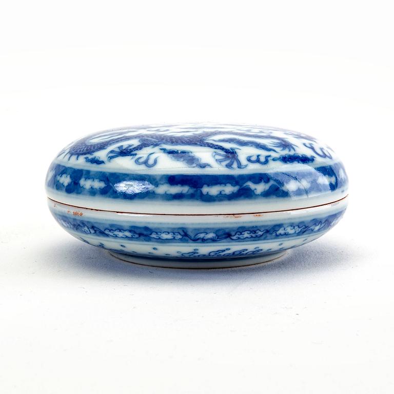 A Chinese 20th century porcelain box.