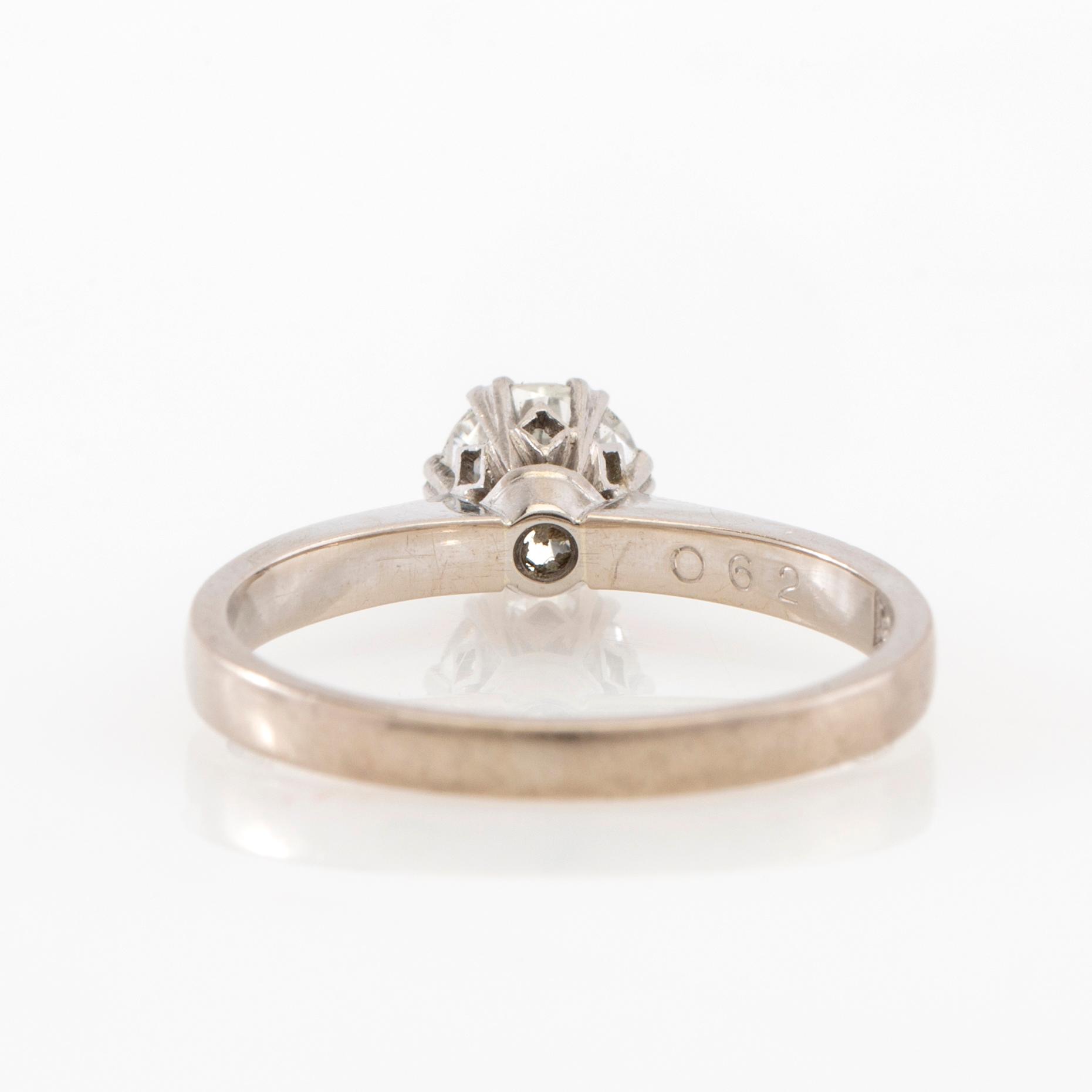 Ring solitär 18K vitguld med en rund briljantslipad diamant.