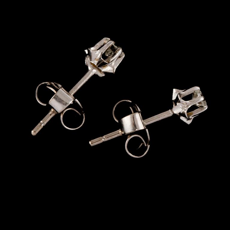 ÖRHÄNGEN, ett par, 18k vitguld med briljantslipade diamanter, totalt ca 0.12 ct, Karana, Helsingborg. Vikt 0,5 g.