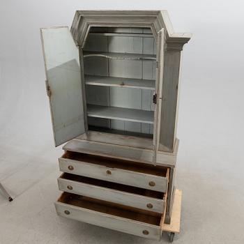 Skåp 1800-talets första hälft.