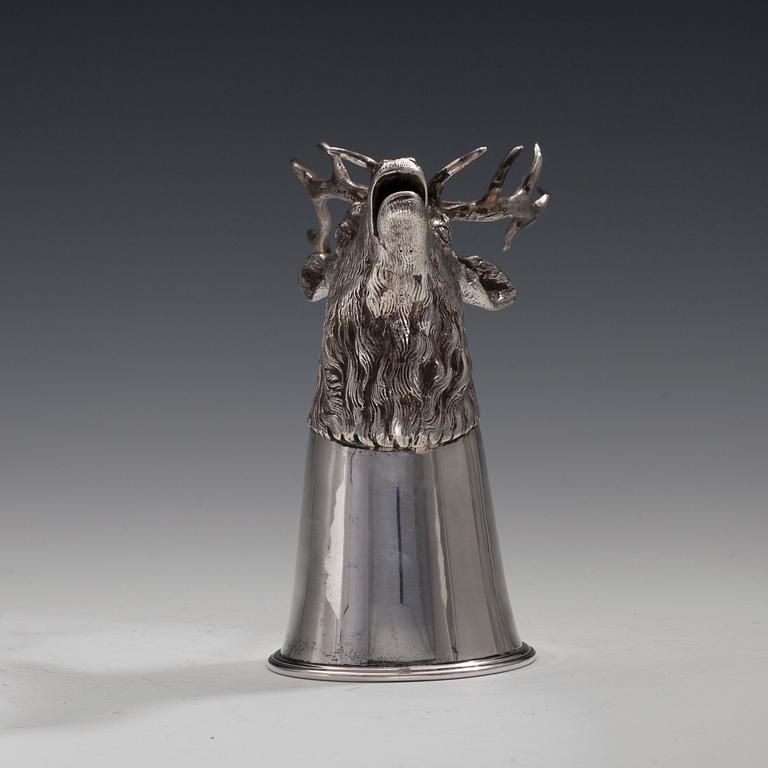 RYYPPYKUPPI, hopea Saksa 1800 l loppu. Peuranpää. Sisältä kullattu. Korkeus 14,5 cm. Paino 311 g.
