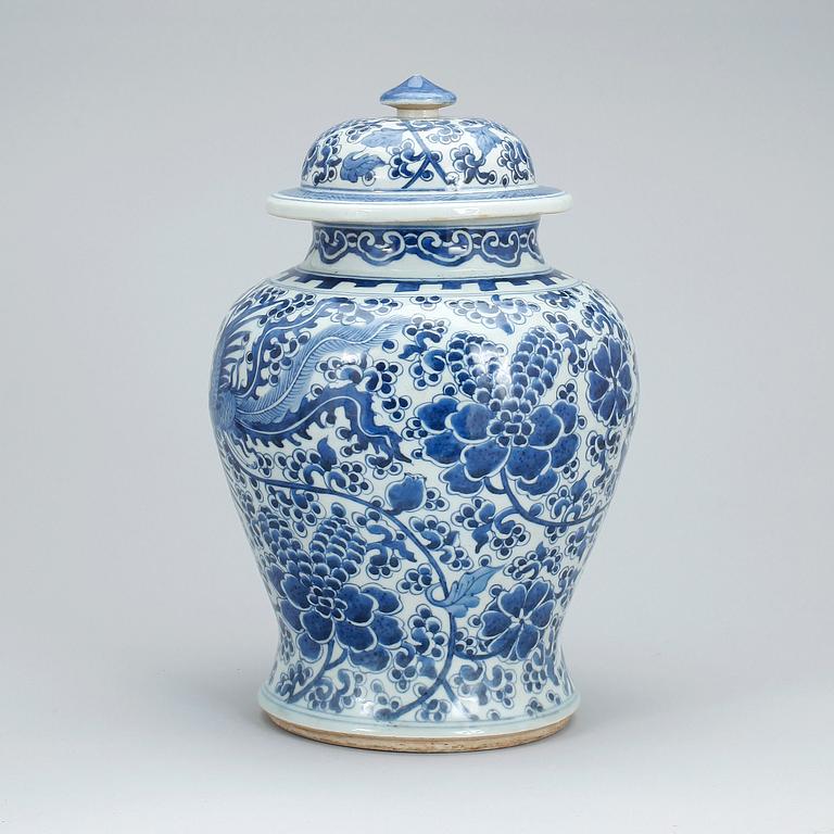 URNA med LOCK, porslin, Kina, Kangxi-stil, 1900-tal.