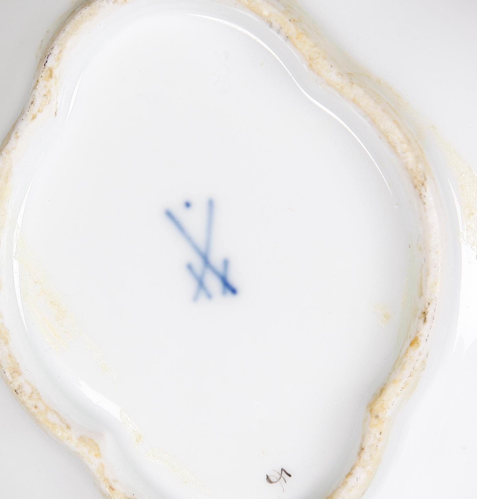 BLÄCKHORN SAMT KAFFEKOPP MED FAT, porslin, Meissen, rokokostil, 1900-tal.