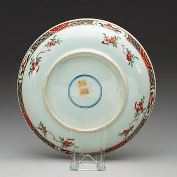 A famille verte dish, Qing dynasty, Kangxi (1662-1722).