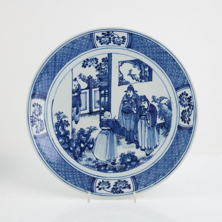 A blue and white dish, China, Qingdynasty, around 1900.