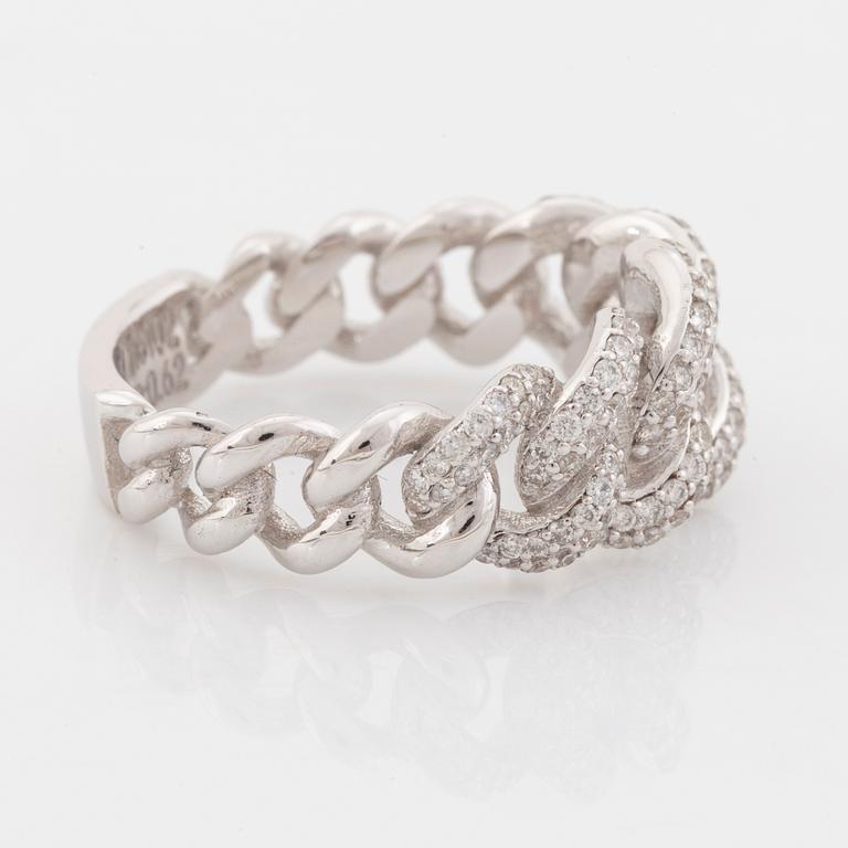 Ring med briljantslipade diamanter.