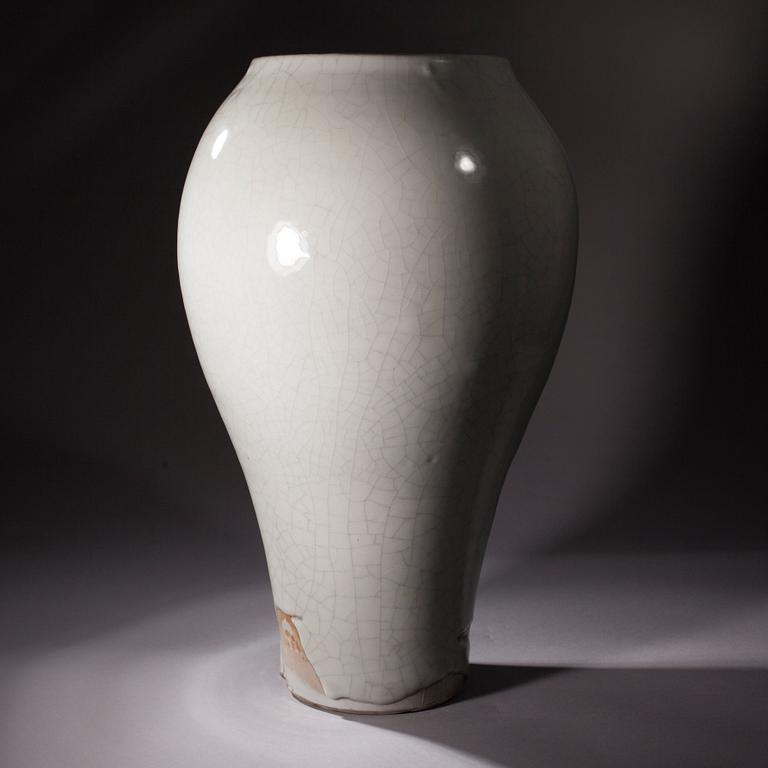 Toini Muona, A CERAMIC VASE.