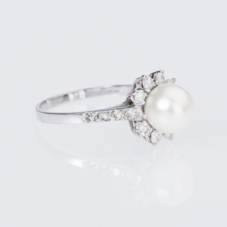 RING, 18 K vitguld med pärla samt diamanter ca 0.50 ct. Vikt ca 3,2 g.