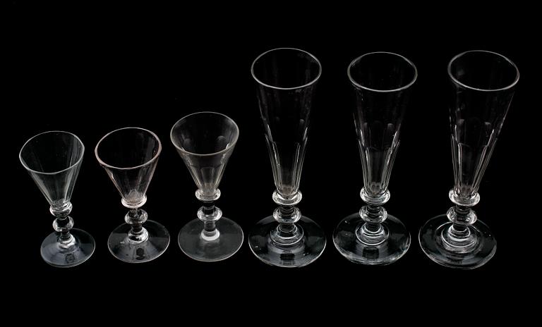 VINGLAS, 10 st samt CHAMPAGNESTRUTAR, 3 st, snarlika, 1800-tal.