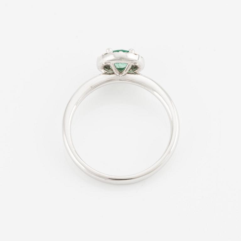 Ring 18K guld med en fasettslipad smaragd och runda briljantslipade diamanter.