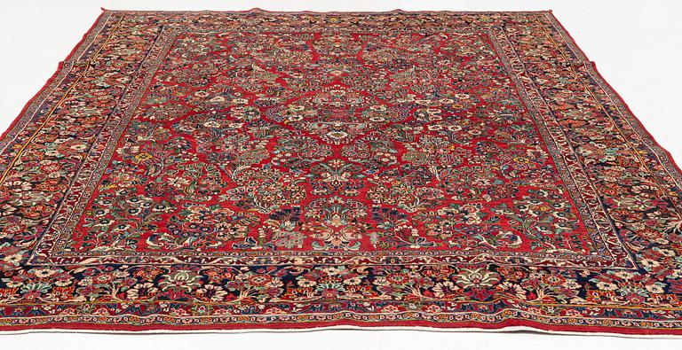 A carpet, antique/semi-antique, Moshkabad/Sarugh, ca 268 x 275 cm.