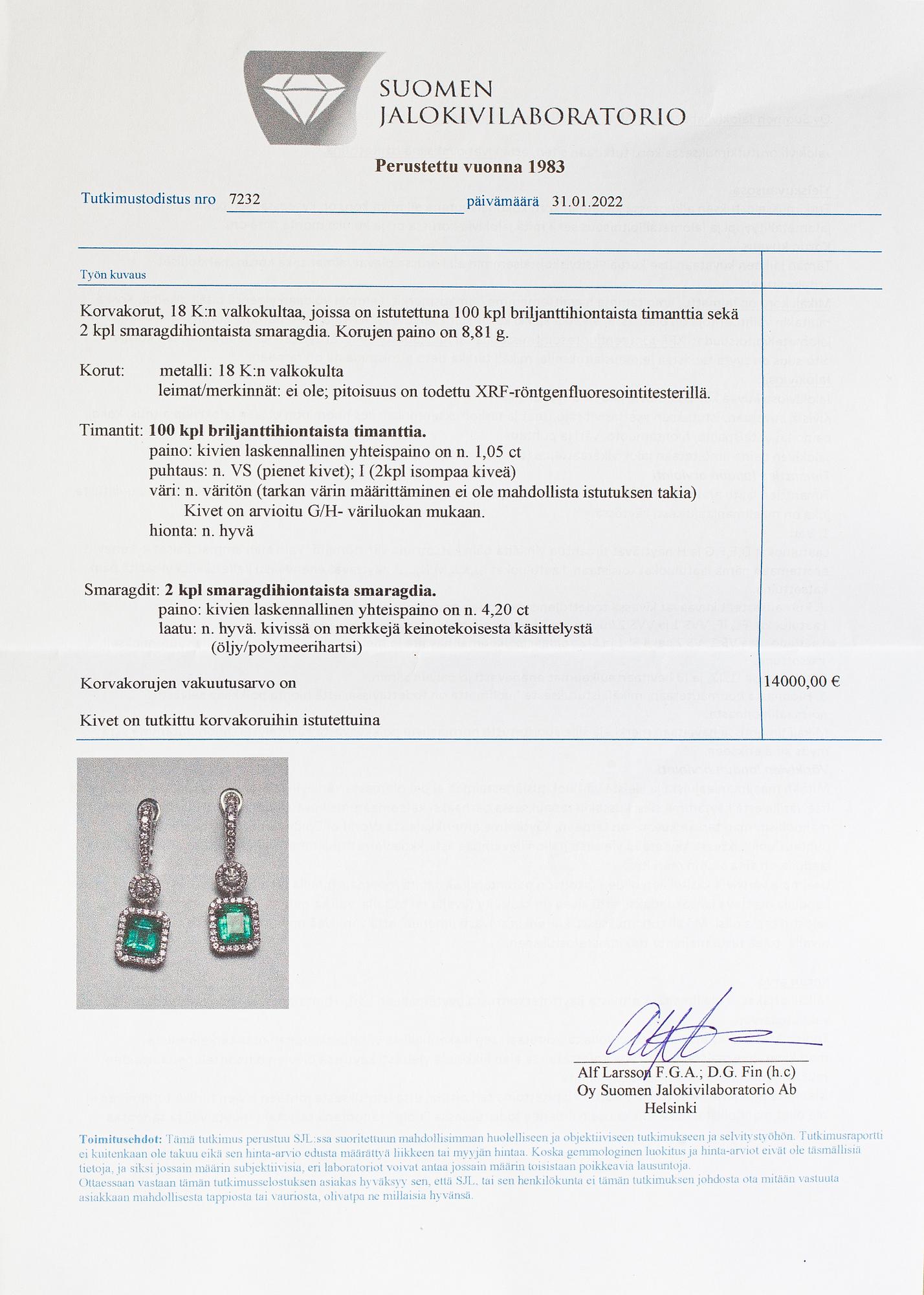 A pair of 18K white gold earrings with diamonds ca. 1.05 ct in total and emeralds ca. 4.20 ct in total. With certificate.