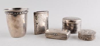 SAMLING SILVERFÖREMÅL, 5 del, bl a 2 dosor, 1879 och 1893. Total vikt ca 207 g.