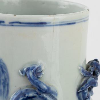 A blue and white porcleain vase, late Qing dynasty/20th century.