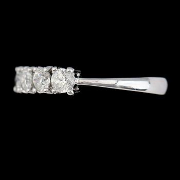 RING, 18K vitguld, 7 briljantslipade diamanter tot ca 1.33 ct.