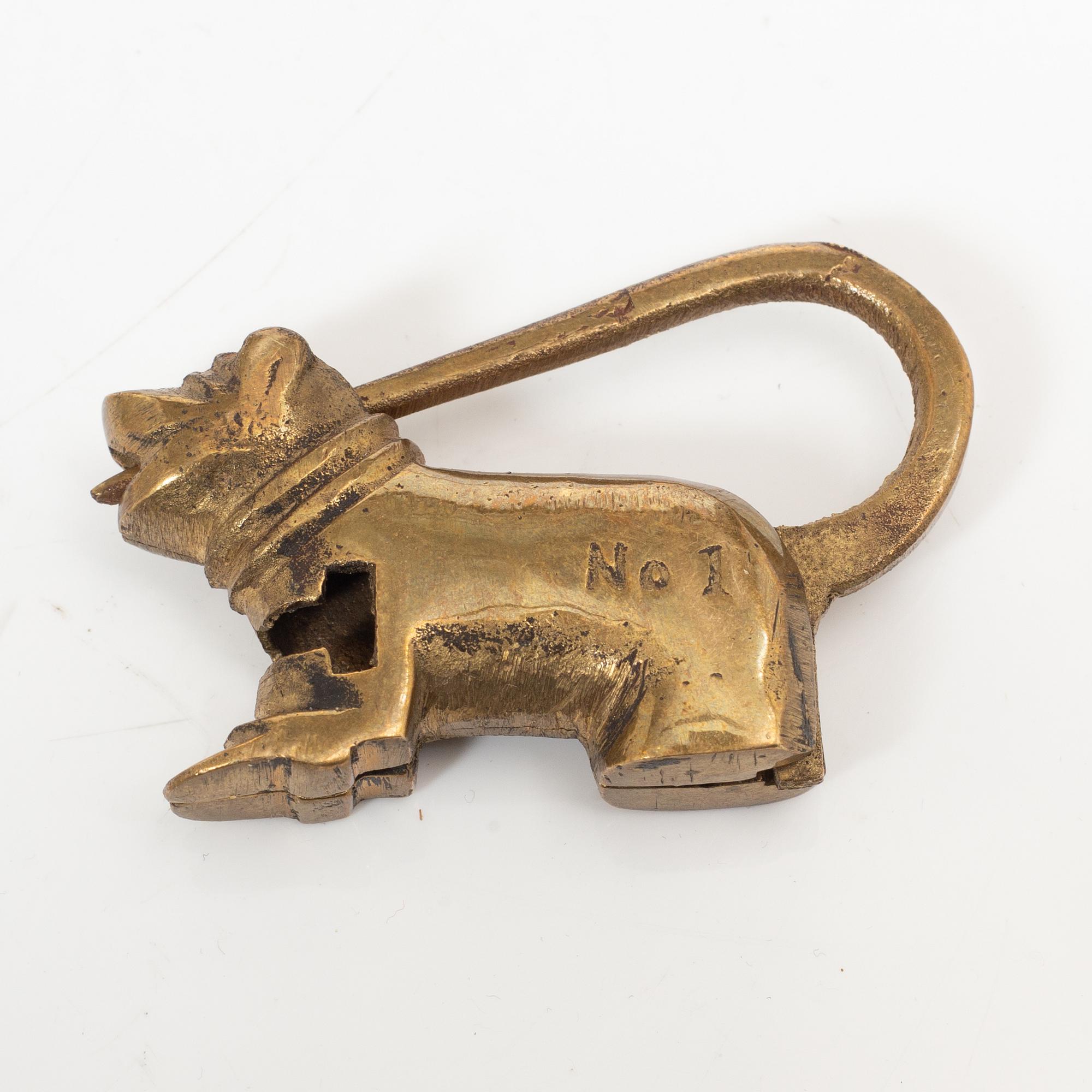 A group of Chinese brass locks, late Qing dynasty/early 20th century. (8 pieces).