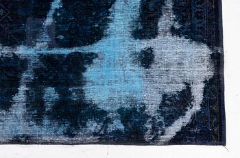A Vintage Design carpet, approx. 306 x 229 cm, contemporary.