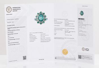 A 14K white gold ring with an emerald 2.40 ct, tsavorites 0.75 ct and diamonds ca 0.42 ct. With IGI certificate.