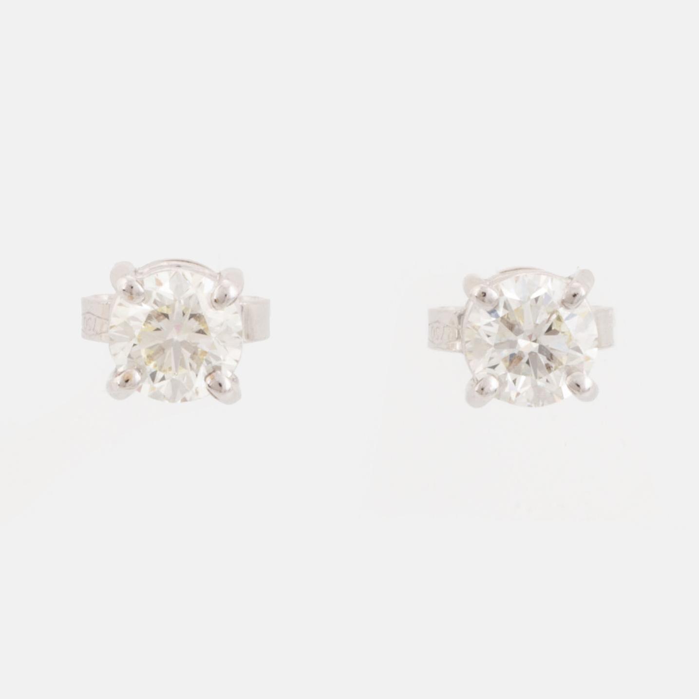 Örhängen med briljantslipade diamanter, med IGI certifikat.