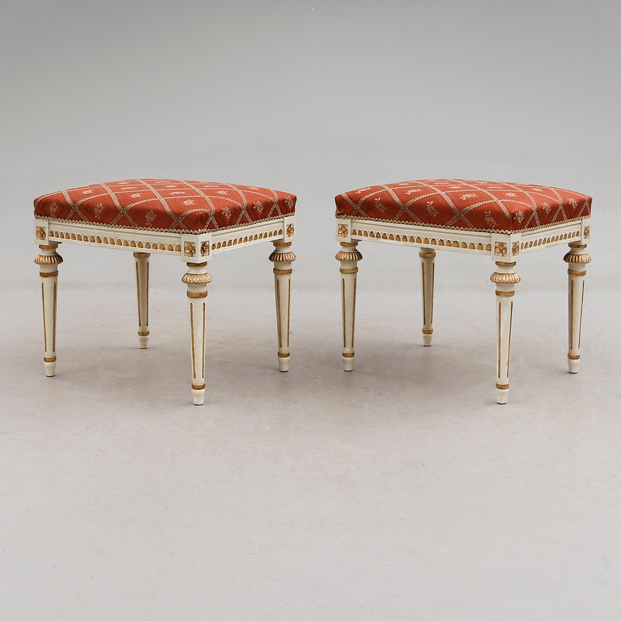 TABURETTER, 1 par, gustaviansk stil, omkring år 1900.