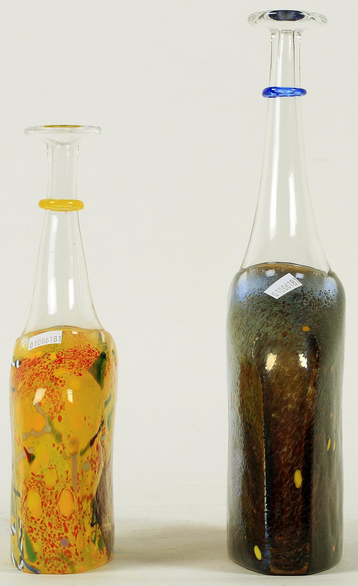 FLASKOR, 2 st, glas, Bertil Vallien, Kosta Boda, Artist Coll, sign o numr 89252 resp 89253.