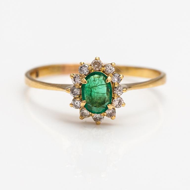 Ring, 18K guld, smaragd och diamanter ca 0.24 ct tot.