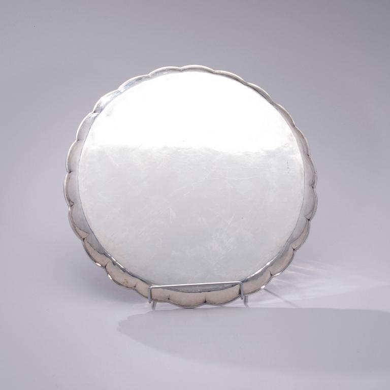 BRICKA, silver, bär finska kontrollstämplar, Oskar Lindroos, Helsingfors 1929. Vikt ca 1260 g.